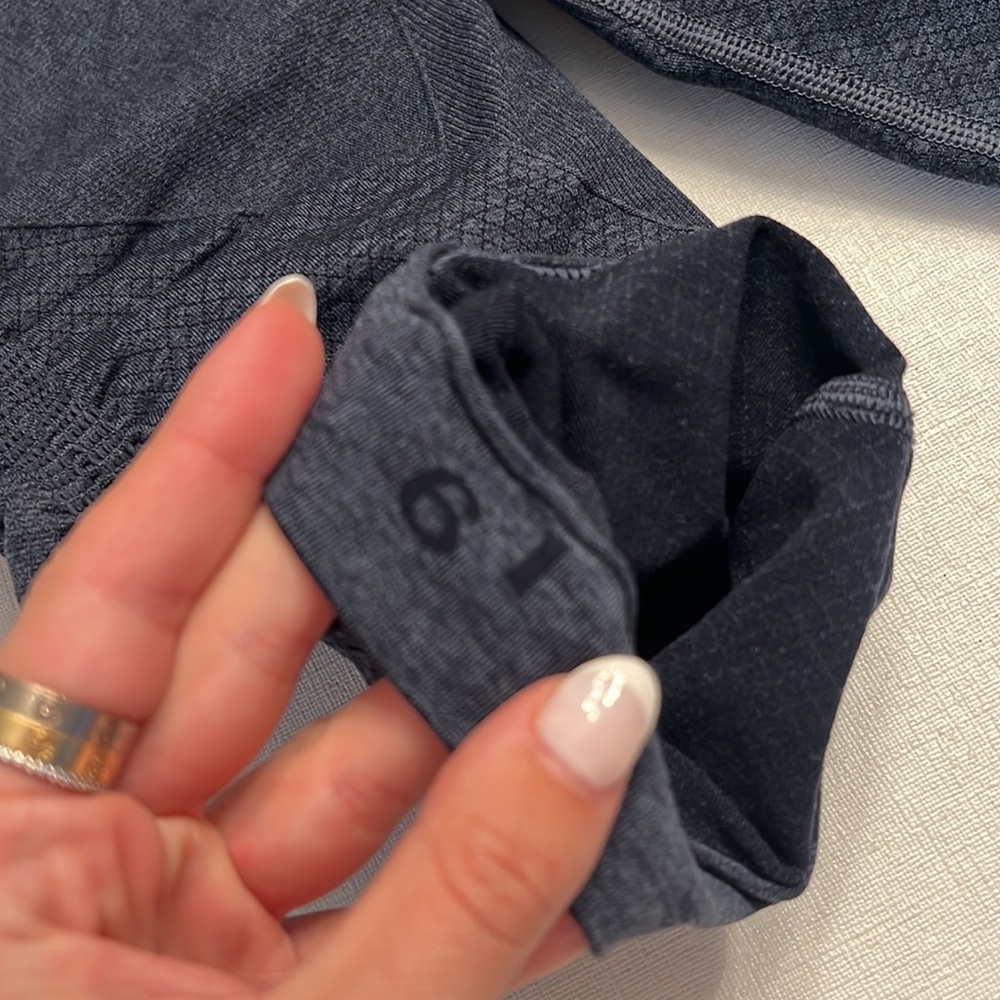 81. Lululemon In The Flow Crop Legging Navy - Picture 4 of 4